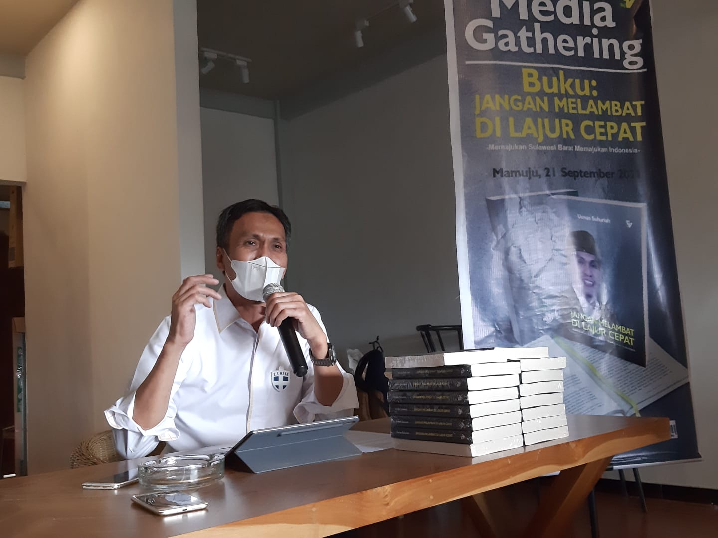 Buku Usman Suhuriah Jangan Melambat di Lajur Cepat: Jika Sulbar Tidak Bergerak Maka akan Menjadi Beban bagi Indonesia